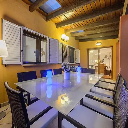 Villa Modern With Pool Near Town