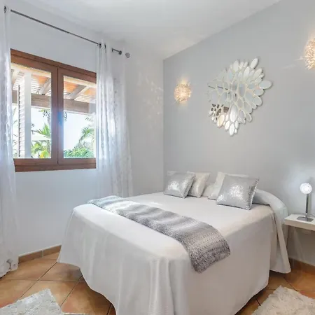 Villa Modern With Pool Near Town