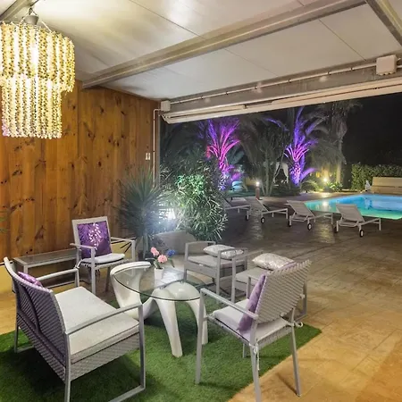 Villa Modern With Pool Near Town *